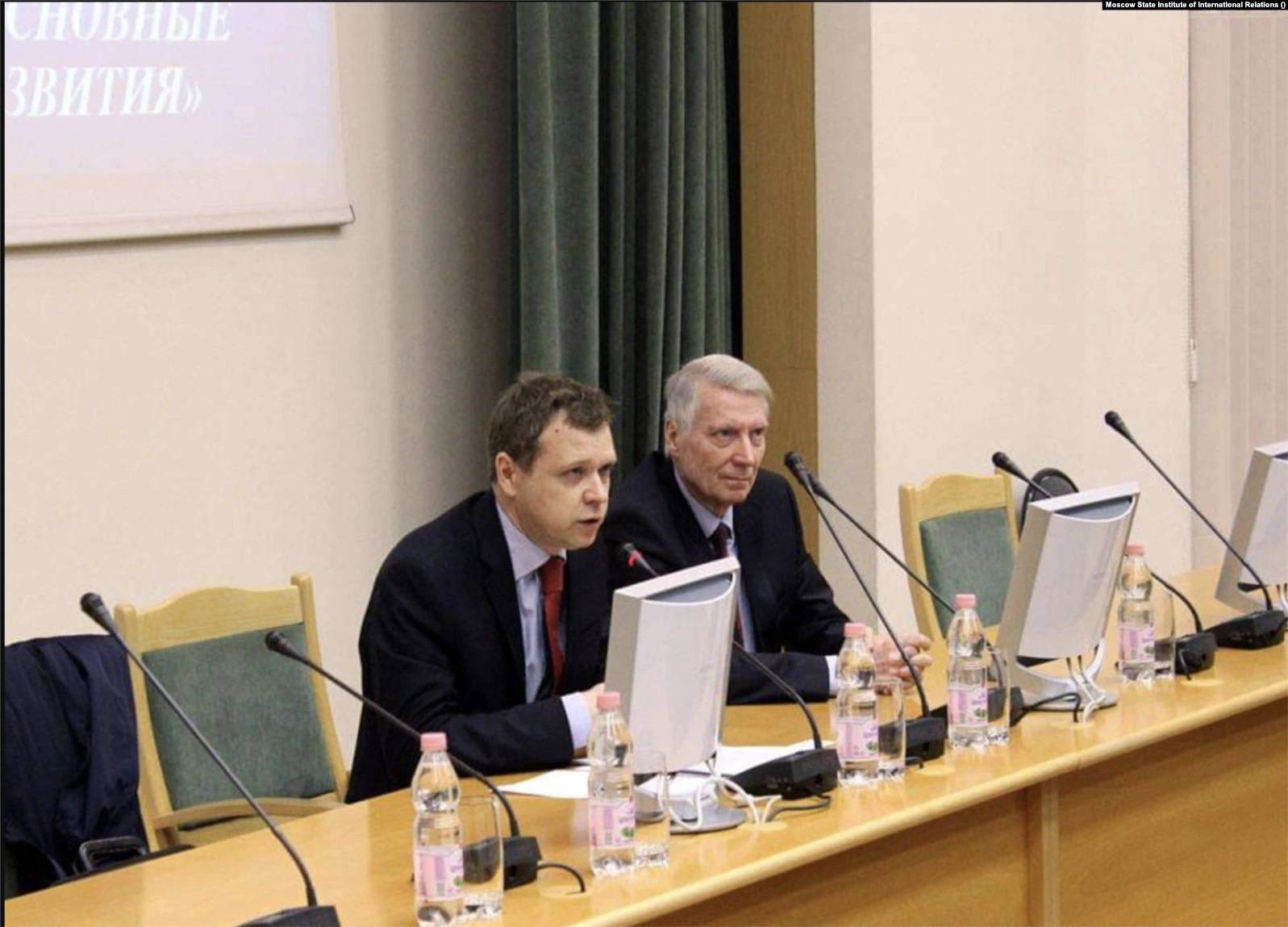 Антон Вушкарник (вляво) на лекция в МГИМО, 2017 г.